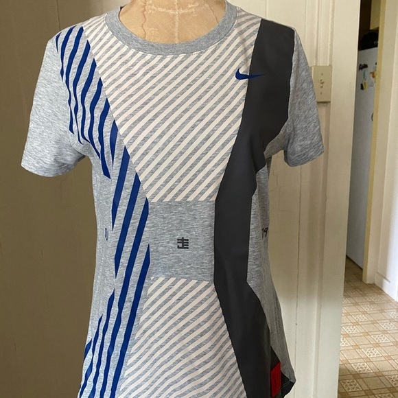 NIKE Women sz M RUN TOKYO 2019 Gray Tee Tshirt Japan Stripe Print - Picture 1 of 8